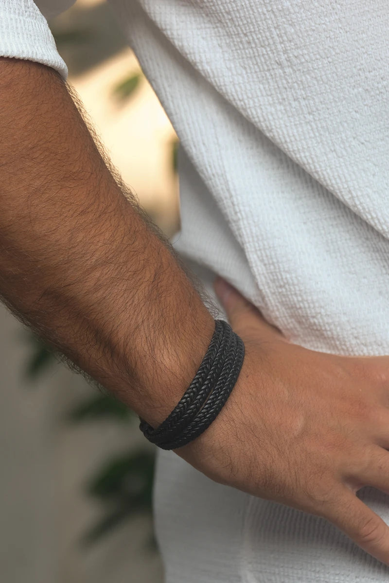 <tc>Buckle Black Bracelet</tc>