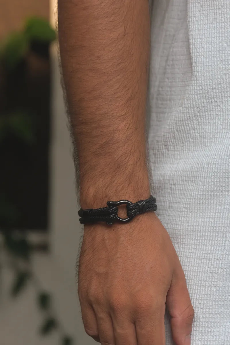 <tc>Buckle Black Bracelet</tc>