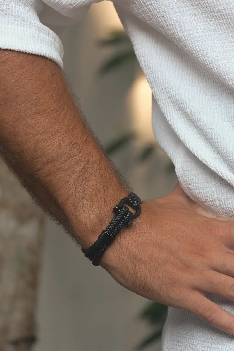 <tc>Buckle Black Bracelet</tc>